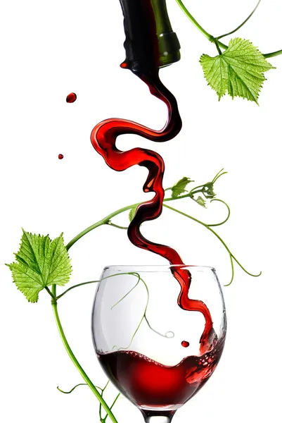 Наливание красного вина в бокал со стержнем — стоковое фото