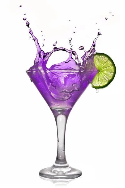 Violet alcohol cocktail with splash and green lime — Stock Photo, Image