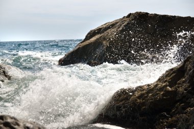 Kayalar ve deniz manzarası