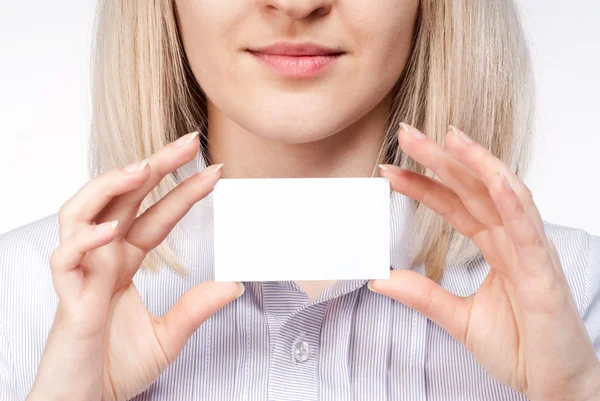 Жінка рука тримає порожню візитну картку — стокове фото