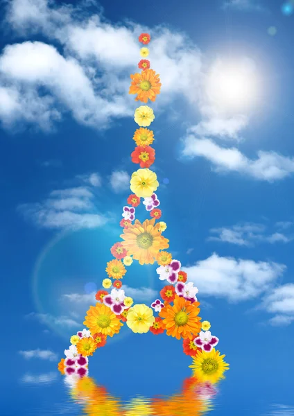 Эйфелева башня из цветов с отражением и солнцем против голубого неба — стоковое фото