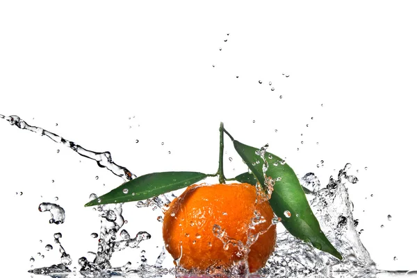Tangerine with green leaves and water splash — Stock Photo, Image