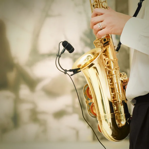 Игра на саксофоне — стоковое фото