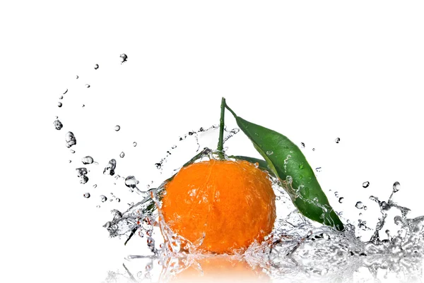 Mandarine mit grünen Blättern und Wasserspritzer — Stockfoto