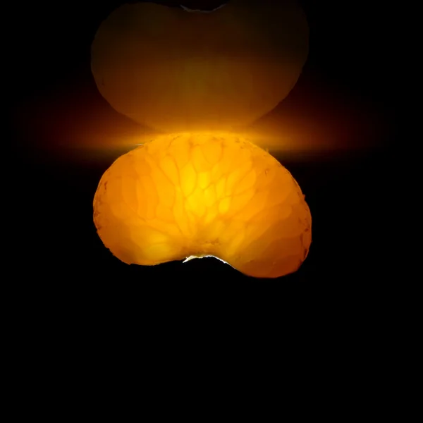 Tangerine på svart — Stockfoto