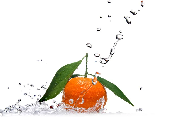 Mandarina con hojas verdes y salpicaduras de agua —  Fotos de Stock