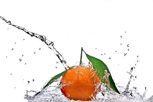 Tangerine with green leaves and water splash — Stock Photo, Image