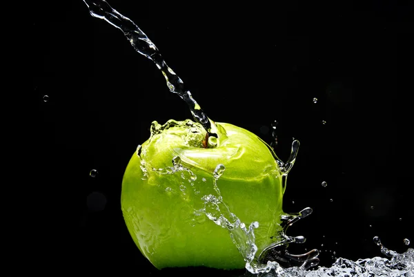 Zielone Jabłuszko z plusk wody na czarnym tle — Zdjęcie stockowe