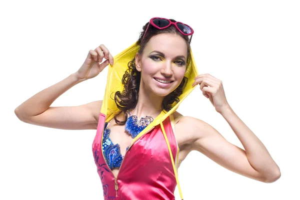 Красивая молодая женщина позирует в цветной одежде — стоковое фото