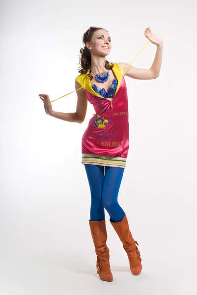 Schöne junge Frau posiert in Farbe tragen — Stockfoto