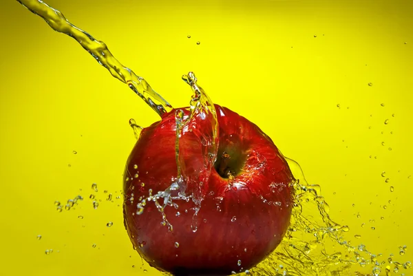 与水飞溅的红苹果 — 图库照片