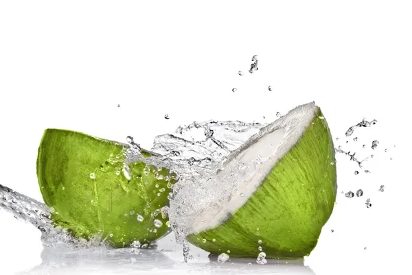 Zelený kokos s stříkající vodě — Stock fotografie
