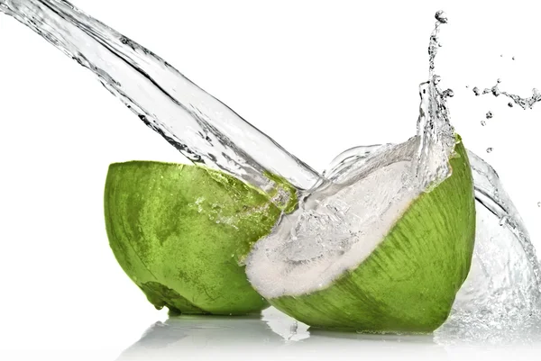 Zielony kokosowe z plusk wody — Zdjęcie stockowe