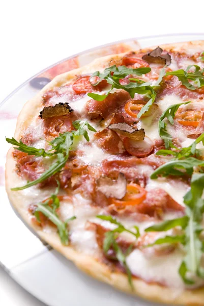 Pizza italiana con trufas y tomates — Foto de Stock
