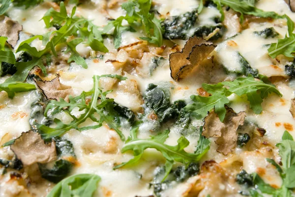 Pizza italiana con tartufi e pomodori — Foto Stock