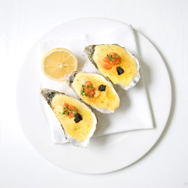 Huîtres à la sauce et citron — Photo