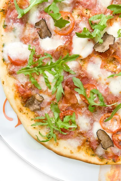 :İtalyan pizza yer mantarı ve domates ile — Stok fotoğraf