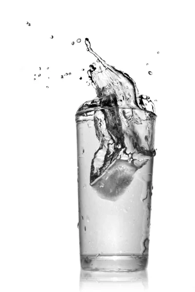 Wasserspritzer im Glas — Stockfoto