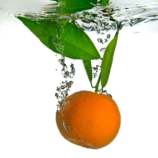 Mandarinka, spadl do vody s bublinami — Stock fotografie