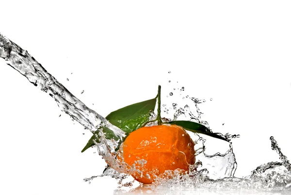 Tangerine met water splash — Stockfoto