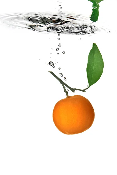 Tangerine впала у воду з бульбашками — стокове фото