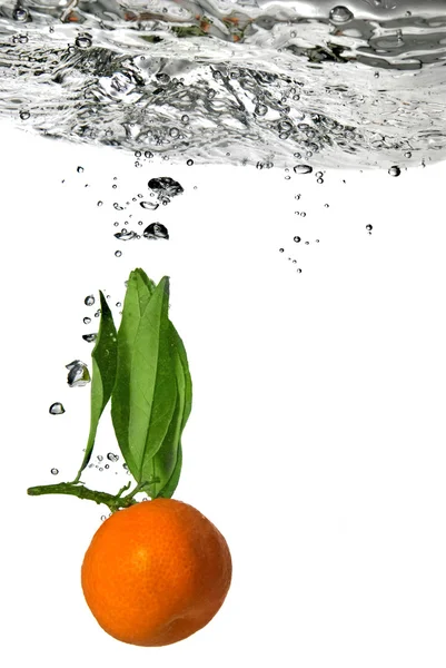 Tangerine dropped into water with bubbles — Stock Photo, Image