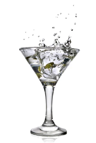 Martini met olijven en splash — Stockfoto