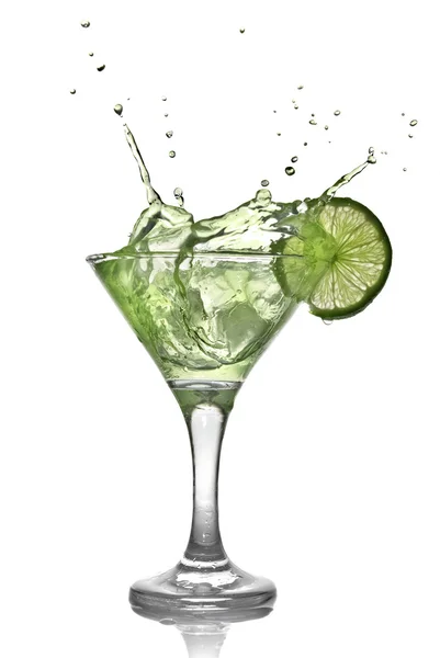Cóctel de alcohol verde con salpicadura y lima verde —  Fotos de Stock