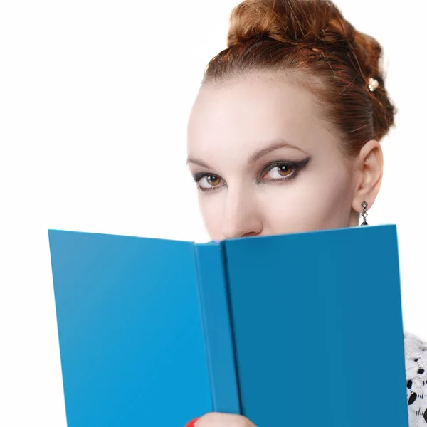 Портрет привлекательной молодой женщины с голубой книгой — стоковое фото