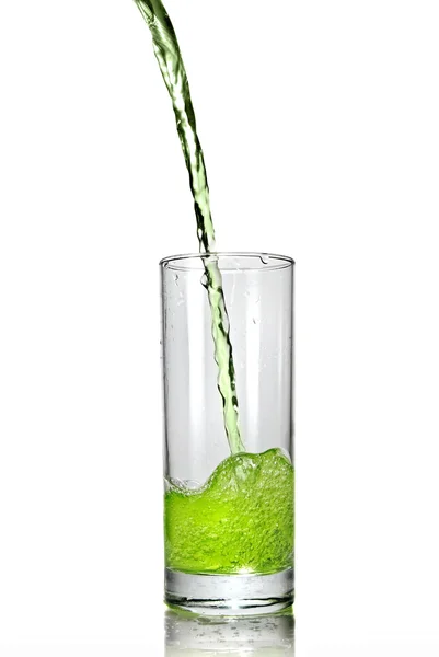 Groen sap dat in glas wordt gegoten — Stockfoto