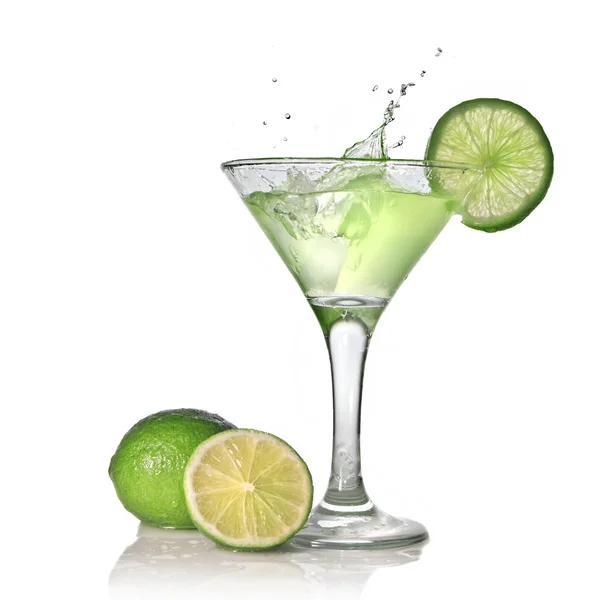 Groene alcohol cocktail met splash en groene kalk — Stockfoto