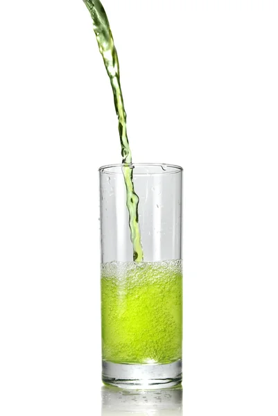 緑のジュースをグラスに注ぎ — ストック写真
