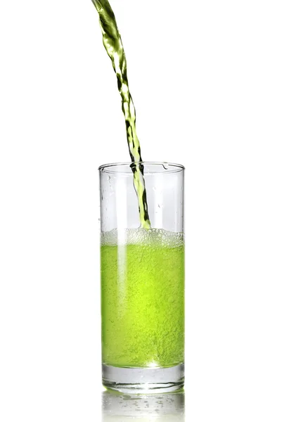 Зелений сік вливається в склянку — стокове фото
