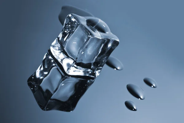 Cubo di ghiaccio con gocce d'acqua — Foto Stock
