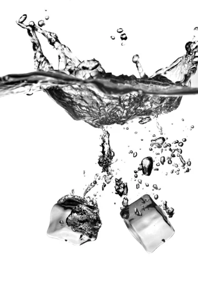 Ijsblokjes gedaald in water met splash — Stockfoto