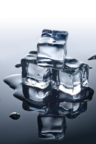 Eiswürfel mit Wassertropfen — Stockfoto