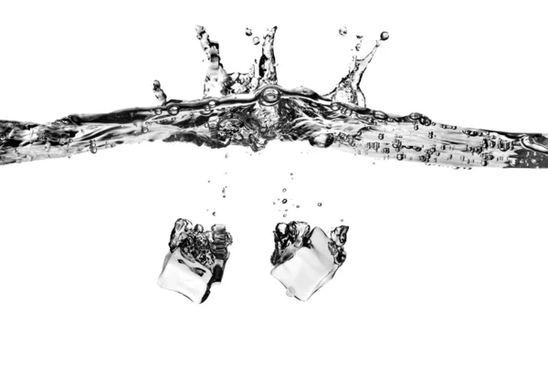 Eiswürfel mit Spritzwasser abgeworfen — Stockfoto