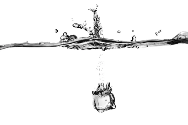 スプラッシュと水を落としアイス キューブ — ストック写真