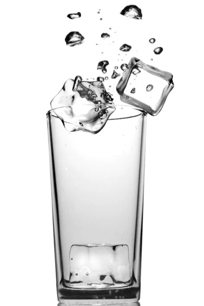 Ijsblokjes gedaald in glas met bubbels — Stockfoto