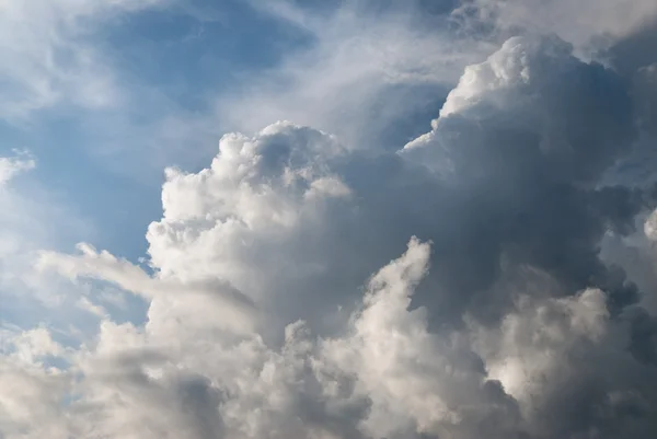 Nuvole drammatiche — Foto Stock