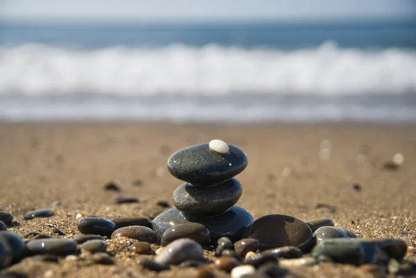 Piedras de arena y olas de agua — Foto de Stock