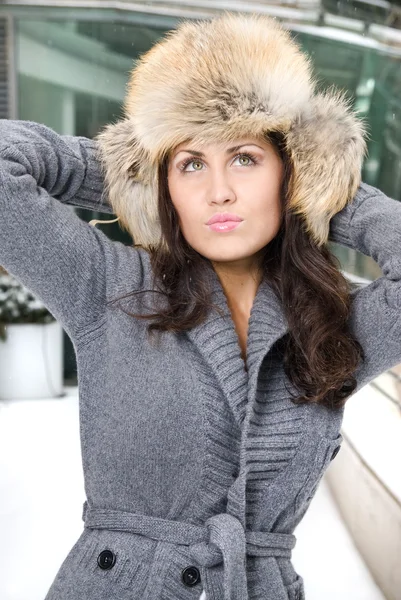 Winter portret van een jonge vrouw in bont hoed — Stockfoto