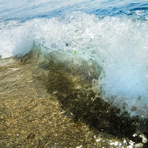 Піщані камені і хвиля води — стокове фото