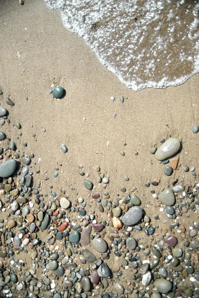 Άμμο, πέτρες και κύμα νερού — Φωτογραφία Αρχείου