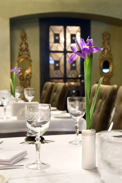 Tavolo servito in ristorante con fiori — Foto Stock