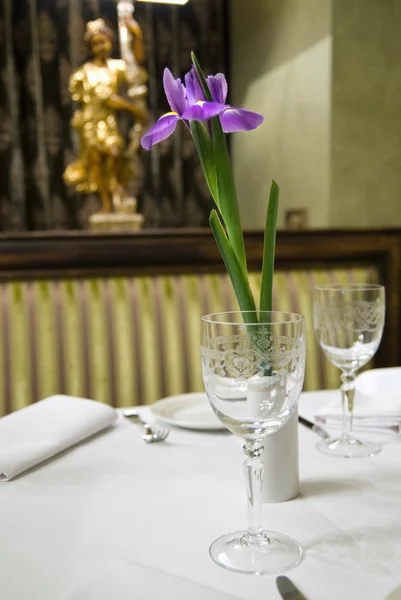 Służył stół w restauracji z kwiatem — Zdjęcie stockowe