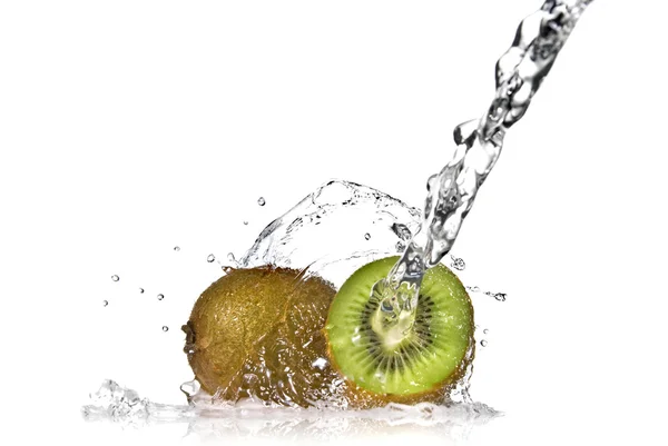 Spruzzi d'acqua sul kiwi — Foto Stock