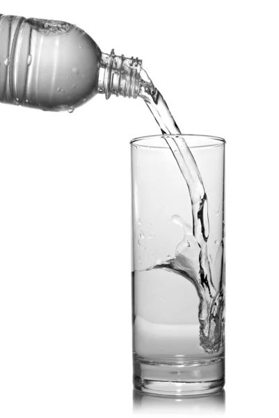 Agua que vierte en el vidrio de la botella — Foto de Stock