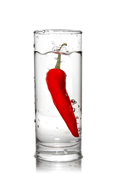 红辣椒放入水与泡沫玻璃 — 图库照片