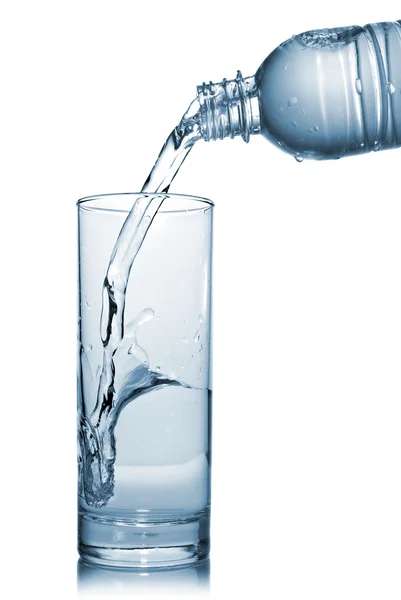 Vatten hälla i glas från flaska倒进瓶子的玻璃水 — Stockfoto